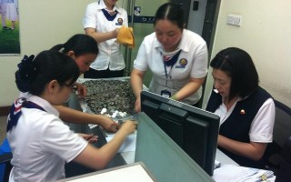 (银行中午上班吗)银行普通柜员的一天